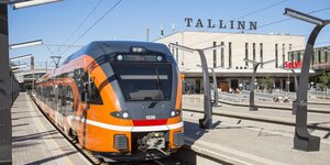 Ein Zug im Bahnhof von Tallinn