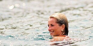 Lady Diana schwimmt im Meer.