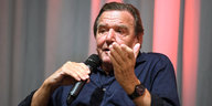 Gerhard Schröder spricht in ein Mikrofon