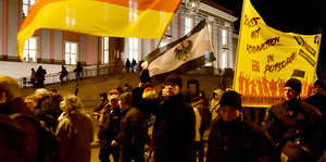 Menschen mit Flaggen und Bannern