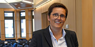 Regierungssprecherin Anke Pörksen (SPD) steht in einem Sitzungssaal.