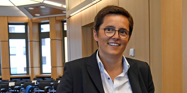 Regierungssprecherin Anke Pörksen (SPD) steht in einem Sitzungssaal.
