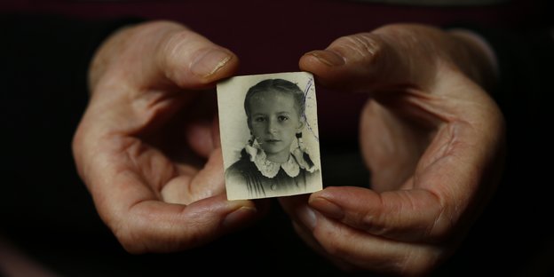 Zwei Hände halten ein altes Foto, das Barbara Doniecka zeigt
