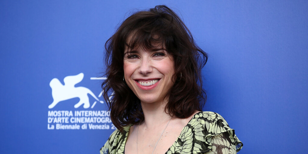 Sally Hawkins vor blauer Wand