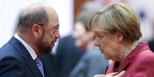 Martin Schulz und Angela Merkel stehen sich gegenüber und unterhalten sich
