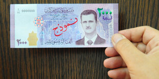 Neue syrische Banknote mit Bild von Assad.