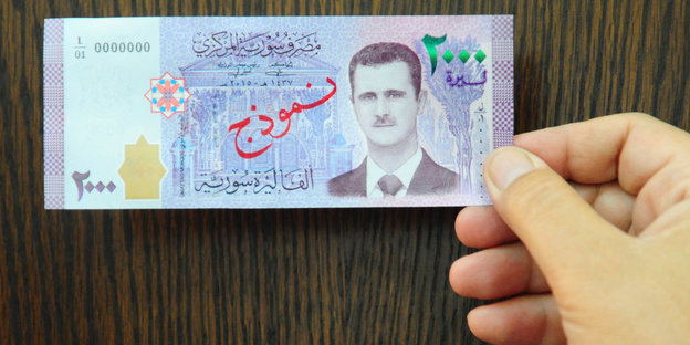Neue syrische Banknote mit Bild von Assad.