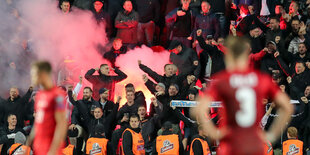 Fußballfans zünden Pyrotechnik