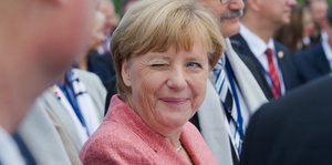 Angela Merkel zwinkert