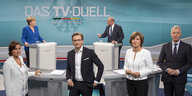 Die vier ModeratorInnen des TV-Duells im Vordergrund, in der Mitte Claus Strunz, dahinter Merkel und Schulz hinter ihren Rednerpulten