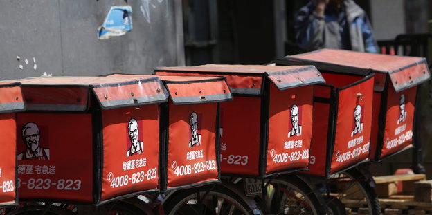 Eine Reihe von KFC-Auslieferboxen auf Fahrrädern