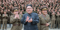 Kim Jong Un inmitten seiner Soldaten