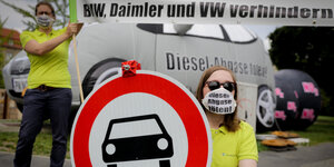 Demonstranten fordern ein Fahrverbot für Diesel-Autos