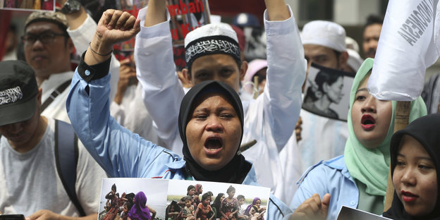 Indonesische Aktivisten skandieren mit erhobenen Fäusten