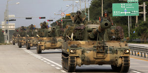 Fünf Panzer auf einer Straße