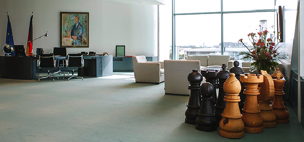Angela Merkels Büro, links steht ein Schreibtisch und rechts stehen sehr große Schachfiguren Angela Merkels Büro, links steht ein Schreibtisch und rechts stehen sehr große Schachfiguren