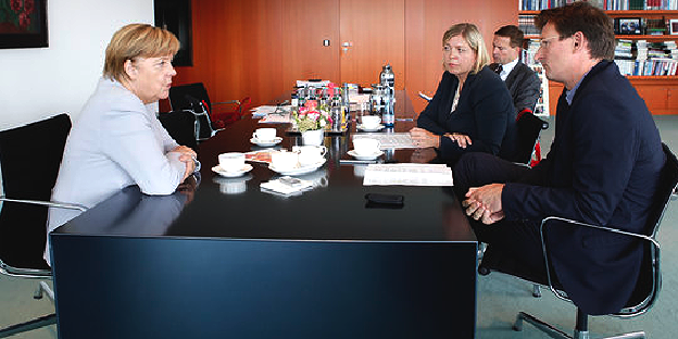 Angela Merkel sitzt mit Reportern von der taz an einem Tisch Angela Merkel sitzt mit Reportern von der taz an einem Tisch