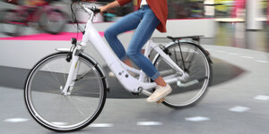 Ein weißes elektrisches Fahrrad