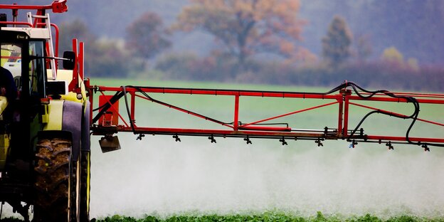 Traktor sprüht Pestizide