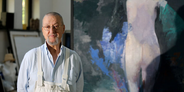 Ein Mann, Arno Rink, vor einem Gemälde