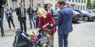 Manuela Schwesig mit ihrem Mann und ihren zwei Kindern nach ihrer Ernennung zur Ministerpräsidentin von Meck-Pomm