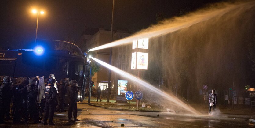 Polizei samt Wasserwerfer im Einsatz