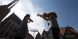 Zwei Musikerinnen spielen auf dem Bremer Markt.