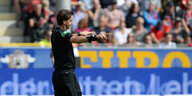 Schiedsrichter Manuel Gräfe macht nach einem Tor des SC Freiburg eine Geste zum Videobeweis