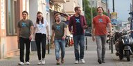 Vier MitarbeiterInnen von openPetition laufen nebeneinander auf der Straße