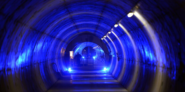 Ein mit blauem Licht beleuchteter Tunnel