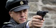 Der Schauspieler Christopher Waltz hält eine Pistole im Film Inglorious Basterds