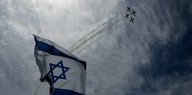 Die Israelische Flagge, darüber fliegen Jets