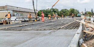 Bauarbeiter auf der Baustelle der Rheintalbahn