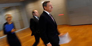 Draghi verlässt die Pressekonferenz zur letzten EZB-Ratssizung