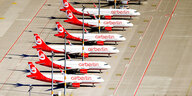 Nebeneinander aufgereiht stehen sechs rot-weße Air-Berlin-Flugzeuge nebeneinander, die Flugzeugnasen zeigen nach rechts