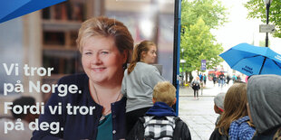 Ministerpräsidentin Norwegens, Erna Solberg, an einem Stehpult