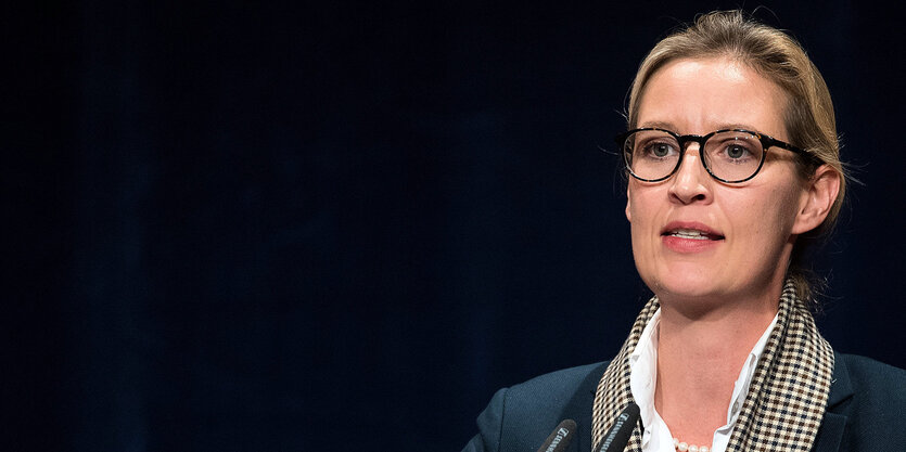 Alice Weidel breitet ihre Arme aus