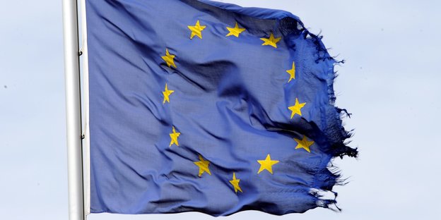 eine abgerissene Europa-Flagge weht im Wind