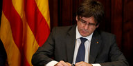 Carles Puigdemont unterschreibt das Gesetz für ein neues Unabhängigkeitsreferendum