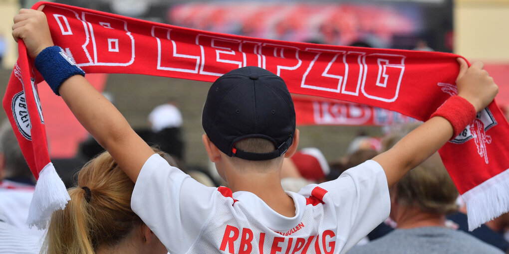 Ein junger RB-Fan von hinten fotografiert