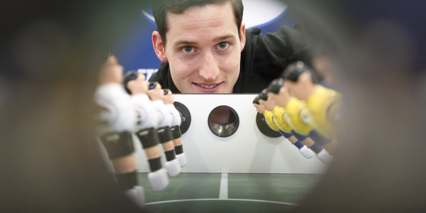 Sebastian Rudy am Tischkicker