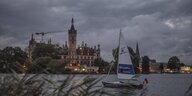 Ein kleines Segelboot der AfD schwankt vor Rostock auf stürmischer See