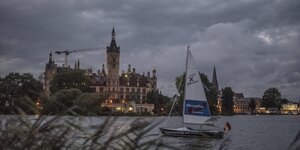 Ein kleines Segelboot der AfD schwankt vor Rostock auf stürmischer See