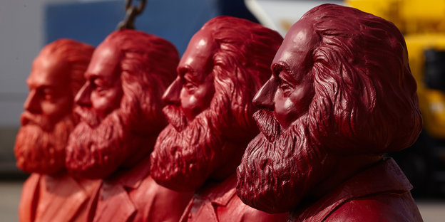 Vier rote Karl-Marx Büsten