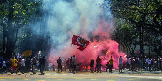Rosa gefärbte Rauchwolke steigt bei Demonstration in Brasilien empor