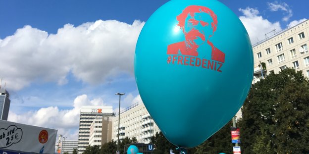 Deniz Yücel auf einem Luftballon