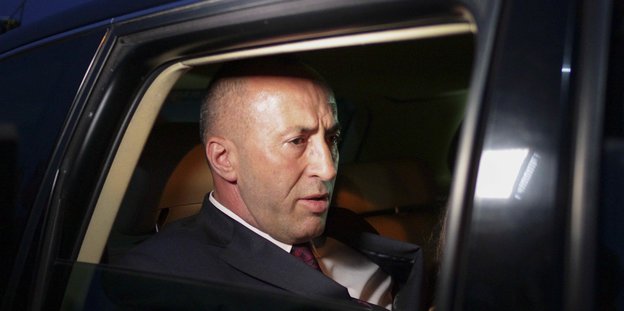 Ramush Haradinaj sitzt in einem schwarzen Auto