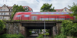 Eine Regionalbahn fährt in Stuttgart über eine Eisenbahnbrücke