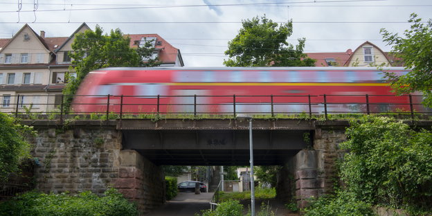 Eine Regionalbahn fährt in Stuttgart über eine Eisenbahnbrücke