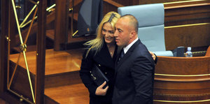 Ramush Haradinaj, seine Frau Anita lehnt lächelnd an seiner Schulter